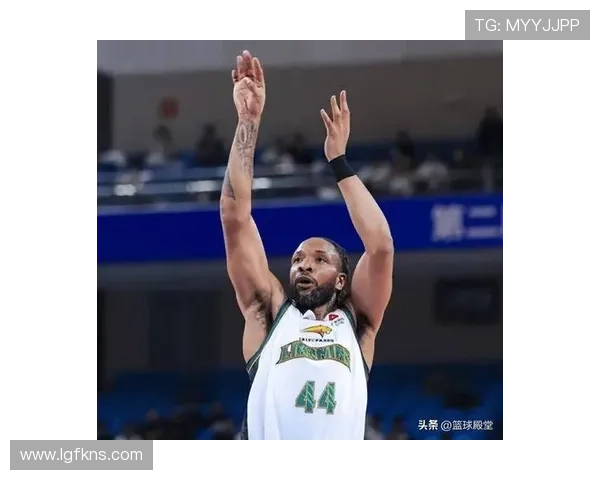 威尔斯26分领衔球队取胜精彩