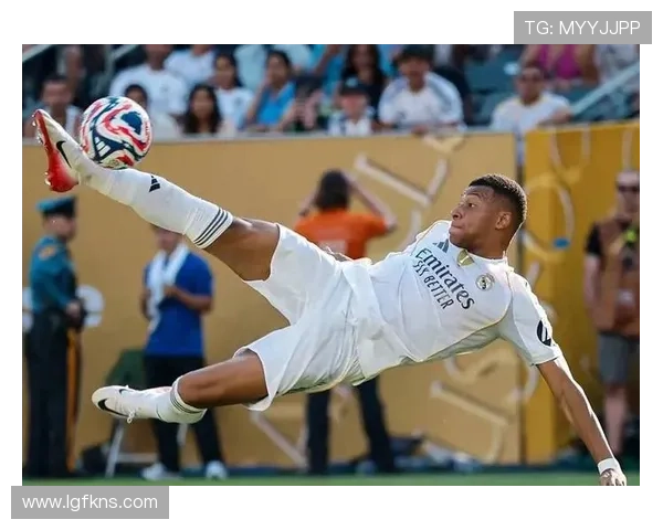 一名球迷穿姆巴佩皇马球衣看巴萨比赛,被驱逐出场 一名球迷穿姆巴佩皇马球衣看巴萨比赛,被驱逐出场